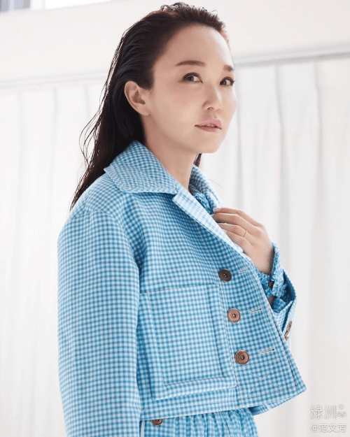 范文芳|范文芳晒照状态好 年近50大胆挑战亮色西装