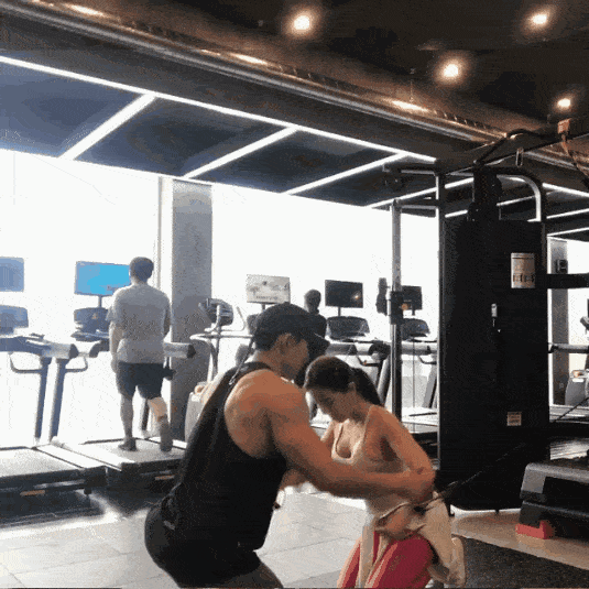 在健身房被教练玩弄,我爱上了这个年轻的男人