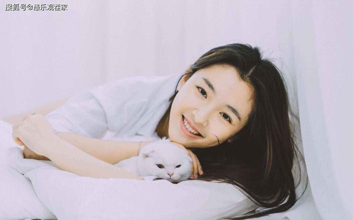 “初恋脸”吴倩近照曝光，额头泛光发际线后移