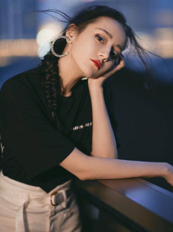 原创迪丽热巴的身材太撩了!看她侧身秀曲线时,直男都动心了
