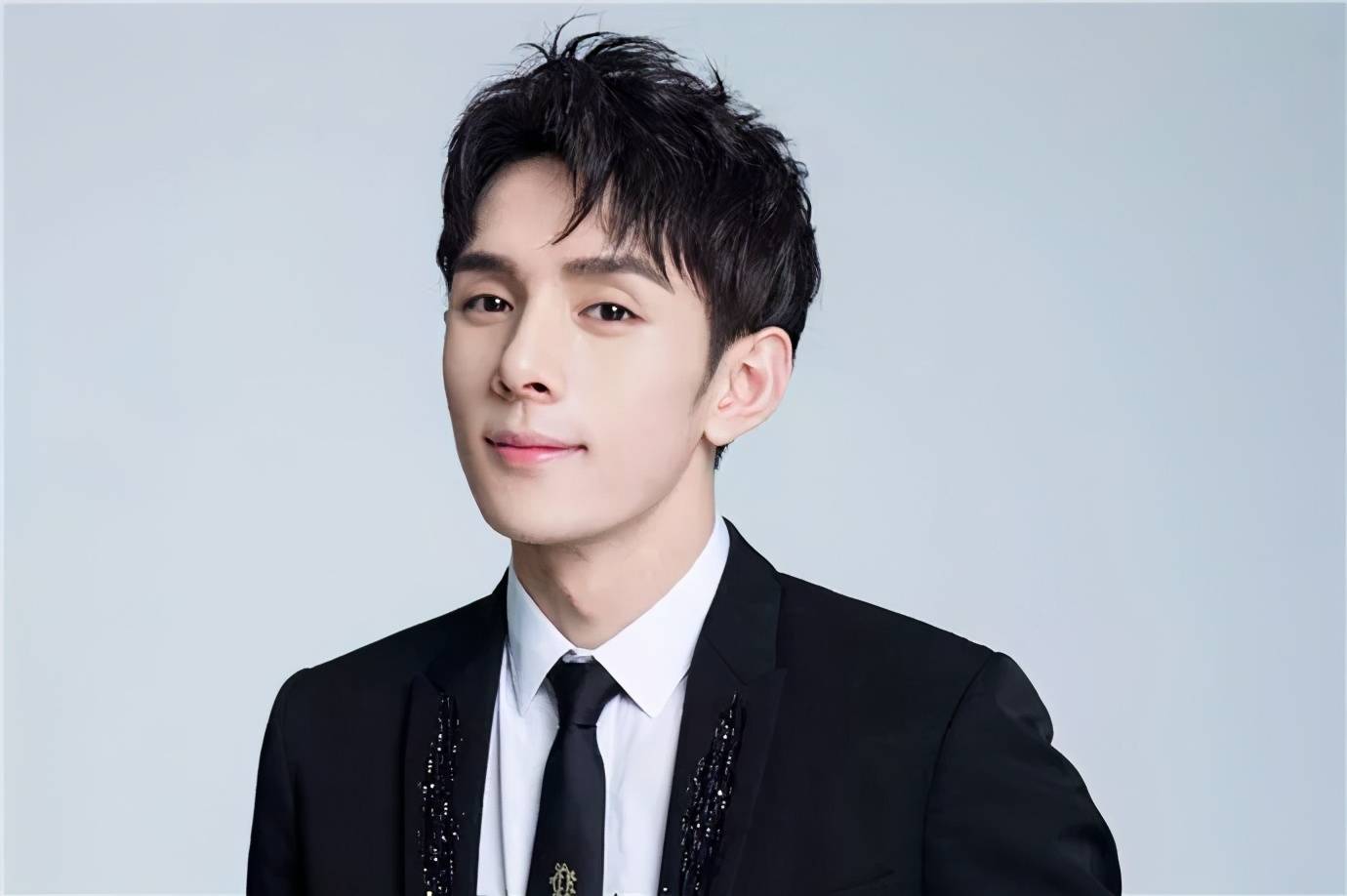 李佳琦到底能赚多少？商家出来爆料：抽40％提成