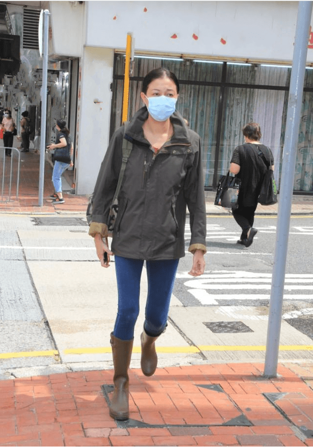 黄色|吴绮莉与闺蜜聚会！黄色开衫配连体裤显高挑，47岁的脸依然能打