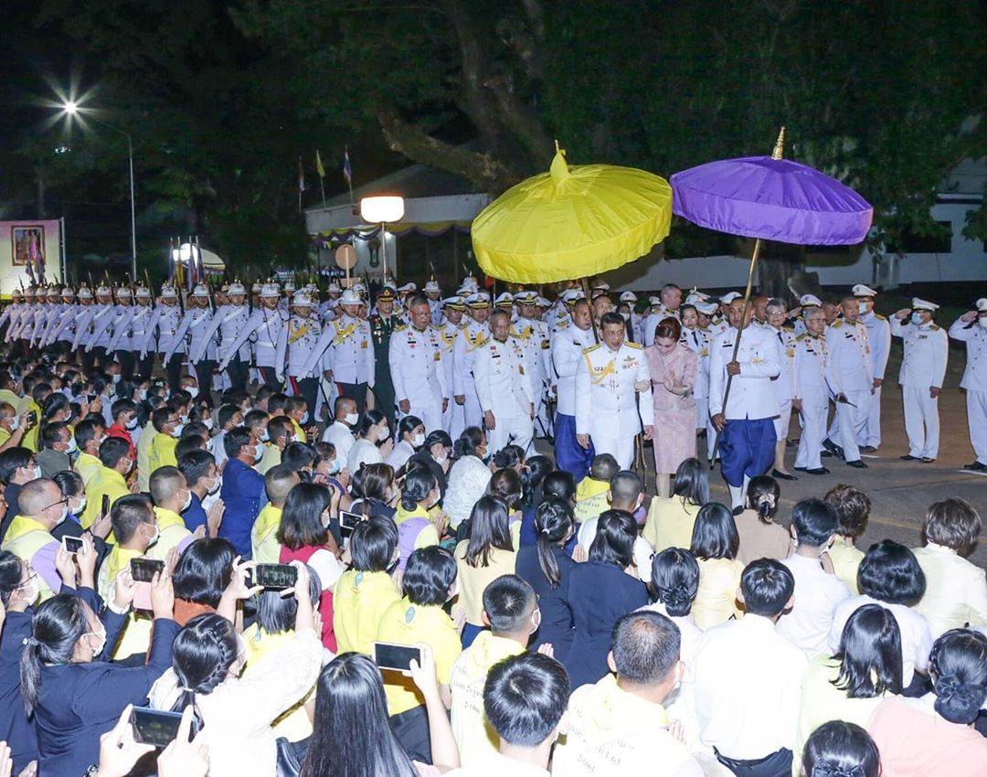 妮娜|泰王衰老太快，68岁动作迟缓走路不稳，苏提达两套套装穿出好身材