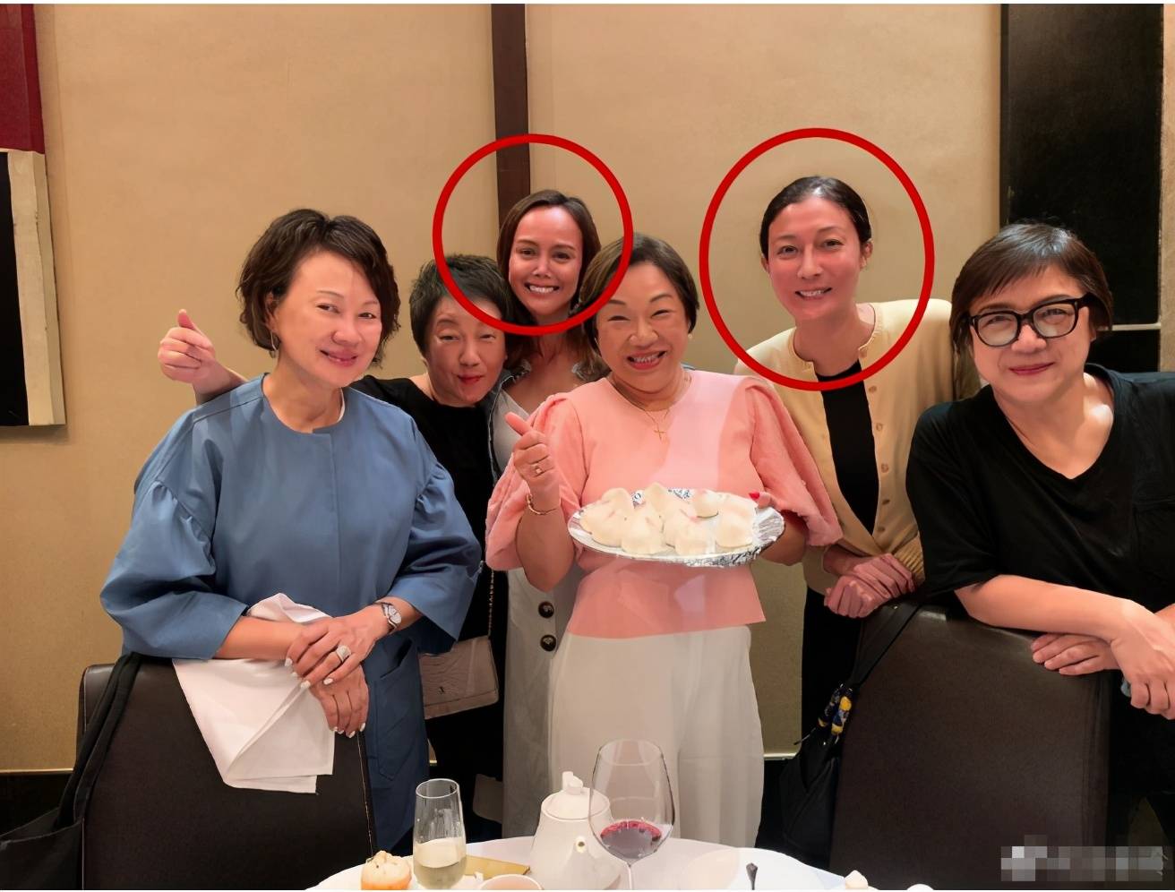 黄色|吴绮莉与闺蜜聚会！黄色开衫配连体裤显高挑，47岁的脸依然能打