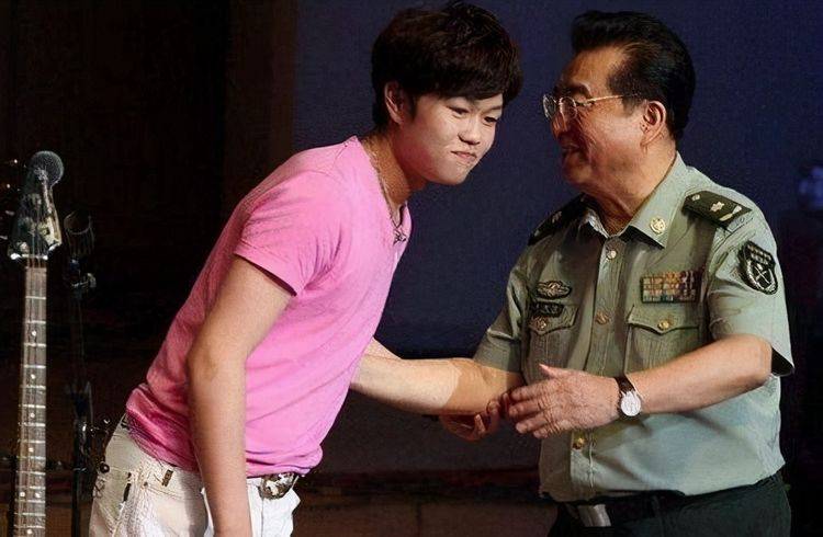 李双江与老婆出门显落魄,在外吃饭无人识,一家三口团聚还需3年