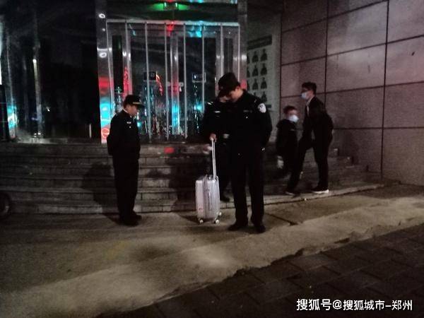 难忍父亲责骂，9岁少年带着行李箱夜间离家出走