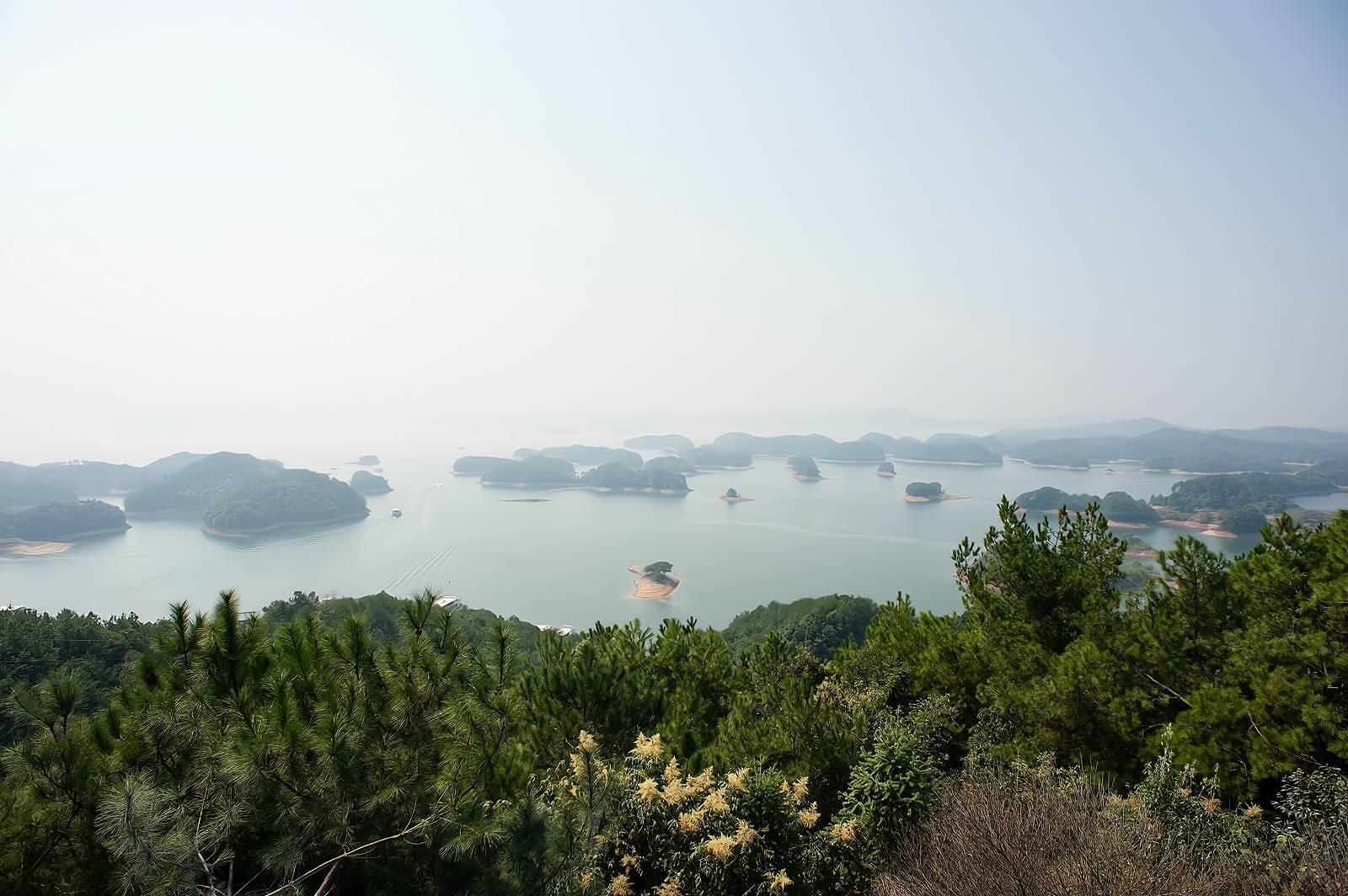 它是中国四大石林之一，与云南石林齐名，被誉为“华东第一石林”_千岛湖