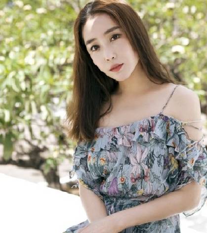 一身|杜若溪太厉害了，一袭吊带裙穿出性感范十足，完全看不出当妈了！