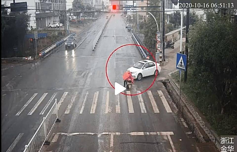 浙江金华:浦江县黄宅镇发生一起惊险的交通事故,现场画面令人触目惊心