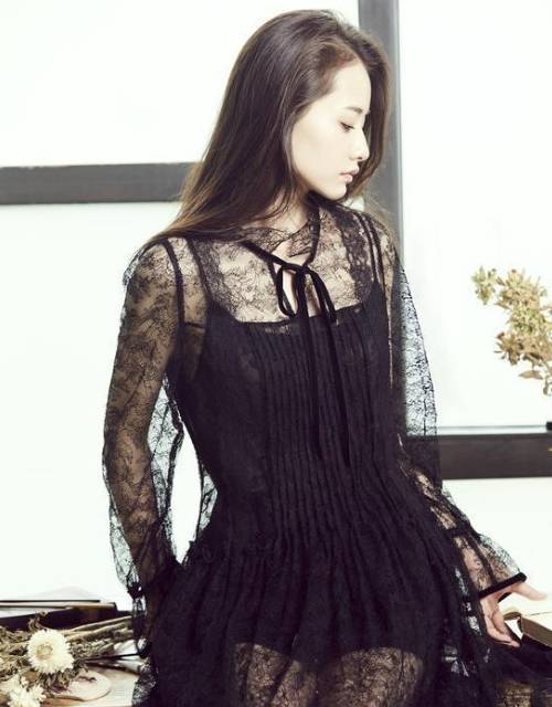 装配|柴碧云格纹西装配百褶裙亮相，展现摩登慵懒气质，30岁长这样？