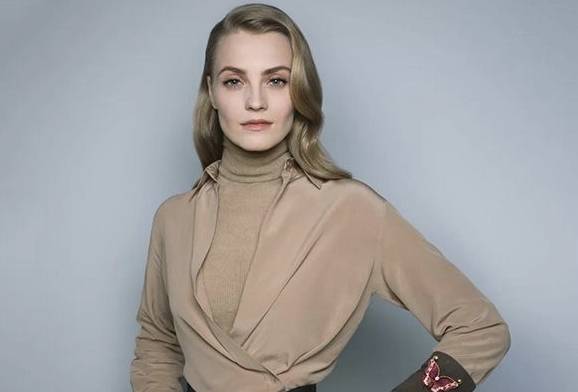 珠宝|梵克雅宝胸针艺术展，从彩宝中塑造珠宝的美，教你如何戴胸针！