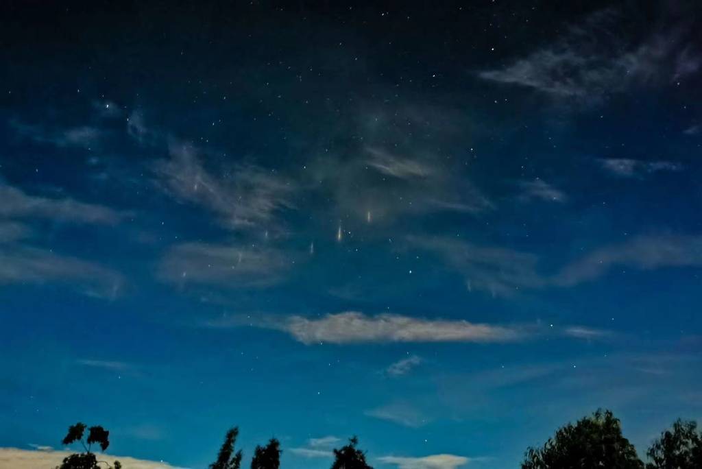 海南现罕见暖夜灯柱奇观