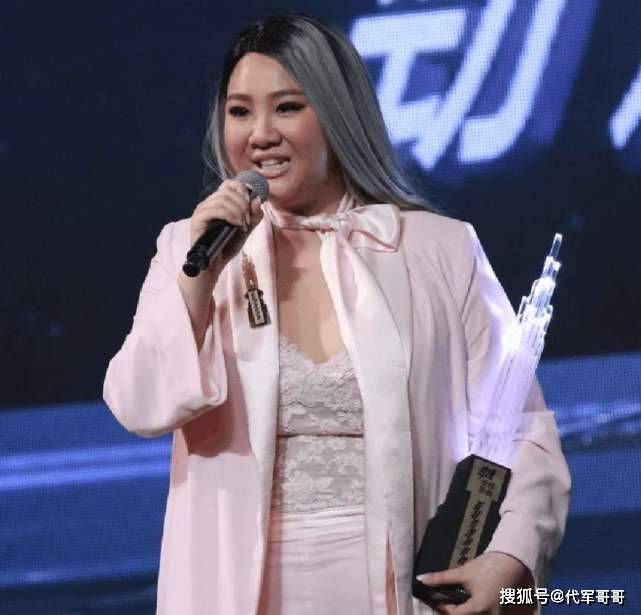 33岁郑欣宜近况曝光,如今用手机约会软件相亲