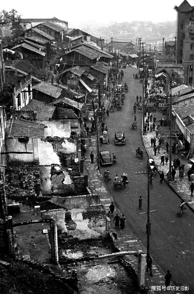 80多年前年间重庆老照片,重庆大轰炸后的街道