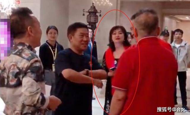 &quot|原创反派演员大聚会，“丁义珍”也在，身后王璐瑶被指一双眼迷倒全国