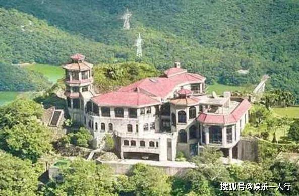 衣帽间|走进演员韩雪的豪宅，一个衣帽间十几米长，感觉可以开服装店了