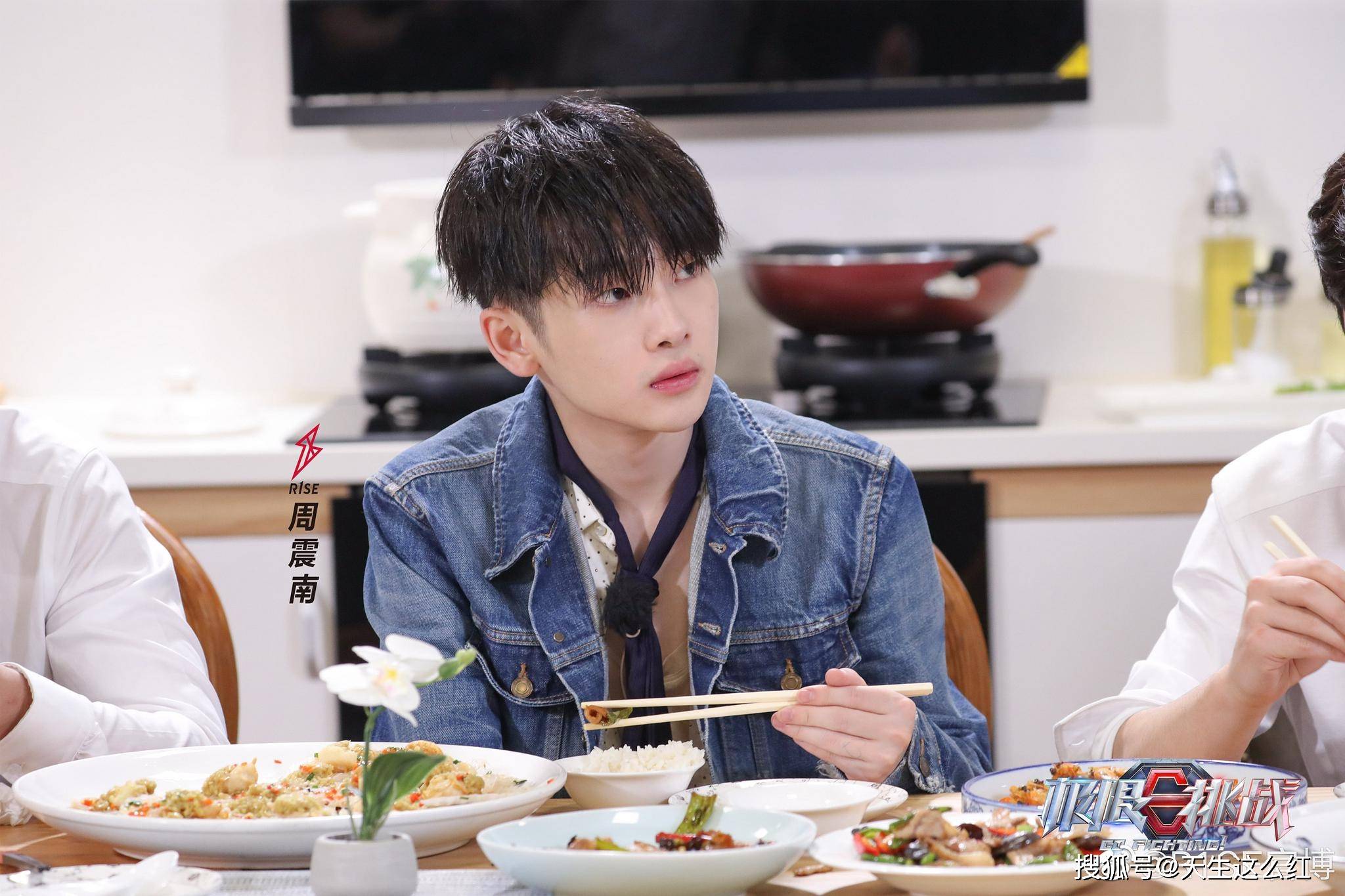 周震|原创老实人还在还钱，聪明的老赖，子女已经在娱乐圈割韭菜了