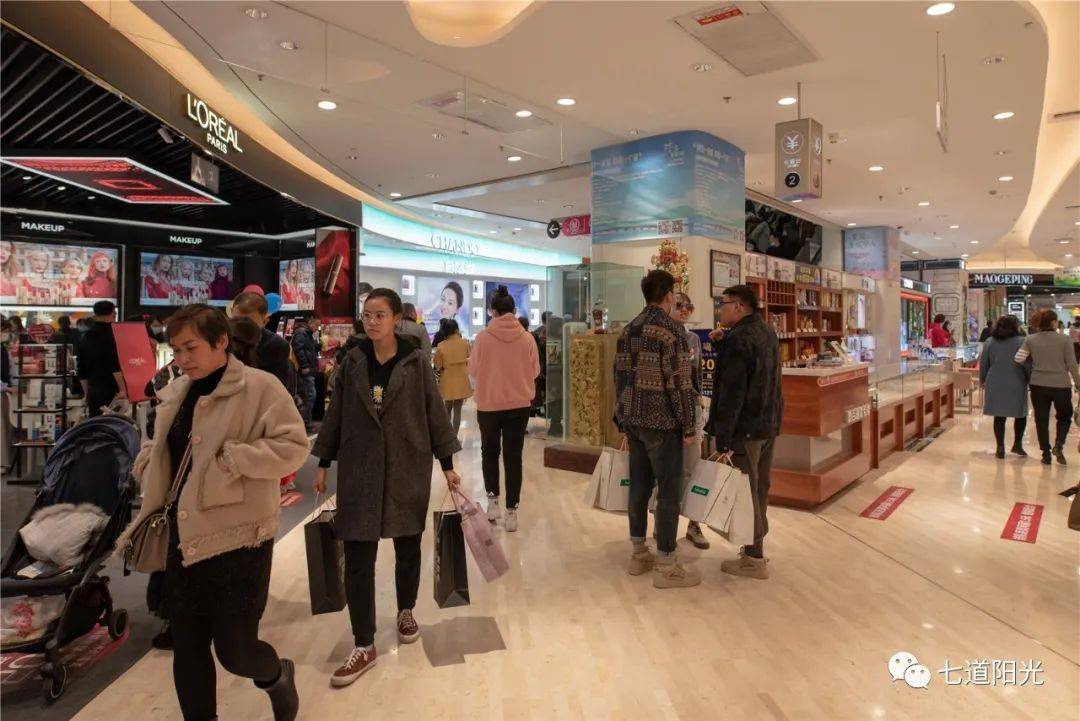 看完了老大楼来到新百ccmall 却发现这里人才叫个多