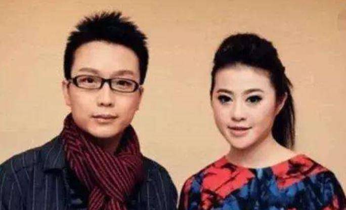 原创李玉刚有多渣?20岁为生计扮女,成名抛弃糟糠之妻,二婚娶高官女