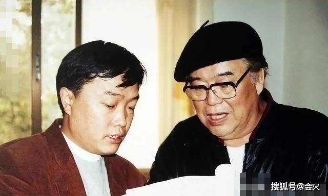 90岁于洋与妻子杨静罕露面，满头白发身材发福，