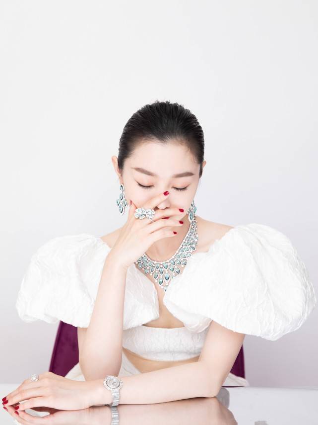 造型|宋轶气质绝了，白色礼裙造型太美，皮肤白到发光