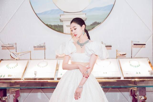 造型|宋轶气质绝了，白色礼裙造型太美，皮肤白到发光