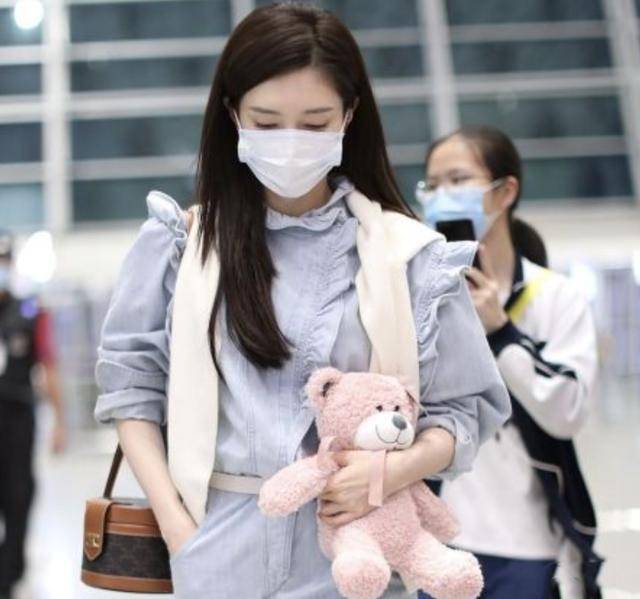 披肩|江疏影的穿搭也太有品了！毛衣搭在肩上当披肩，时尚了不止一点点