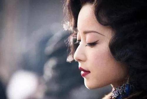 脂肪型|赵露思费劲巴拉才撕下大饼，秒被书粉喊退货，发布会生图确实让人出戏...