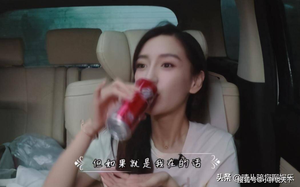 原创baby在车上喝可乐,谁注意她另一只手在干嘛?暴露女孩的通病