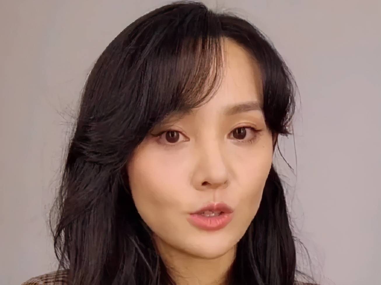 郑爽|郑爽近照神似赵雅芝李若彤，实际年龄差30岁，被嘲像画了老年妆