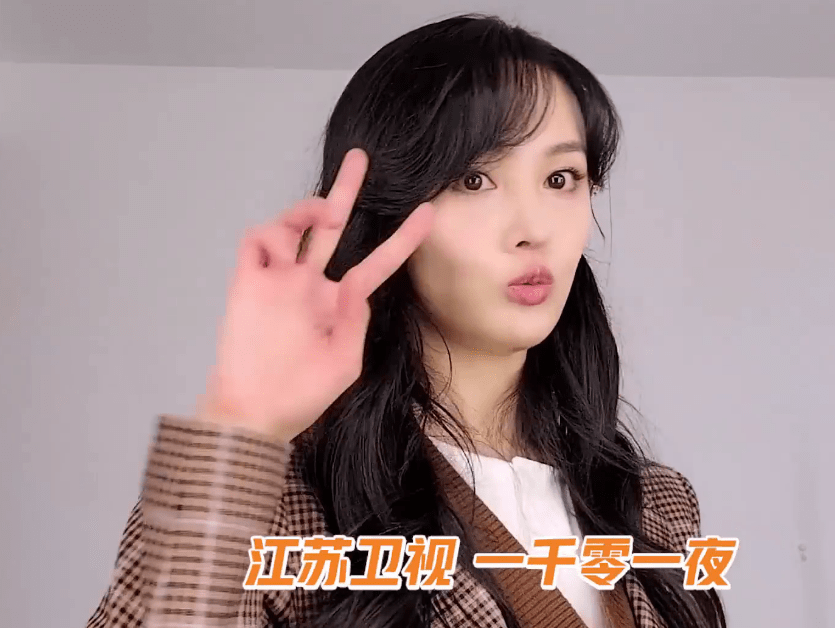 郑爽|郑爽近照神似赵雅芝李若彤，实际年龄差30岁，被嘲像画了老年妆