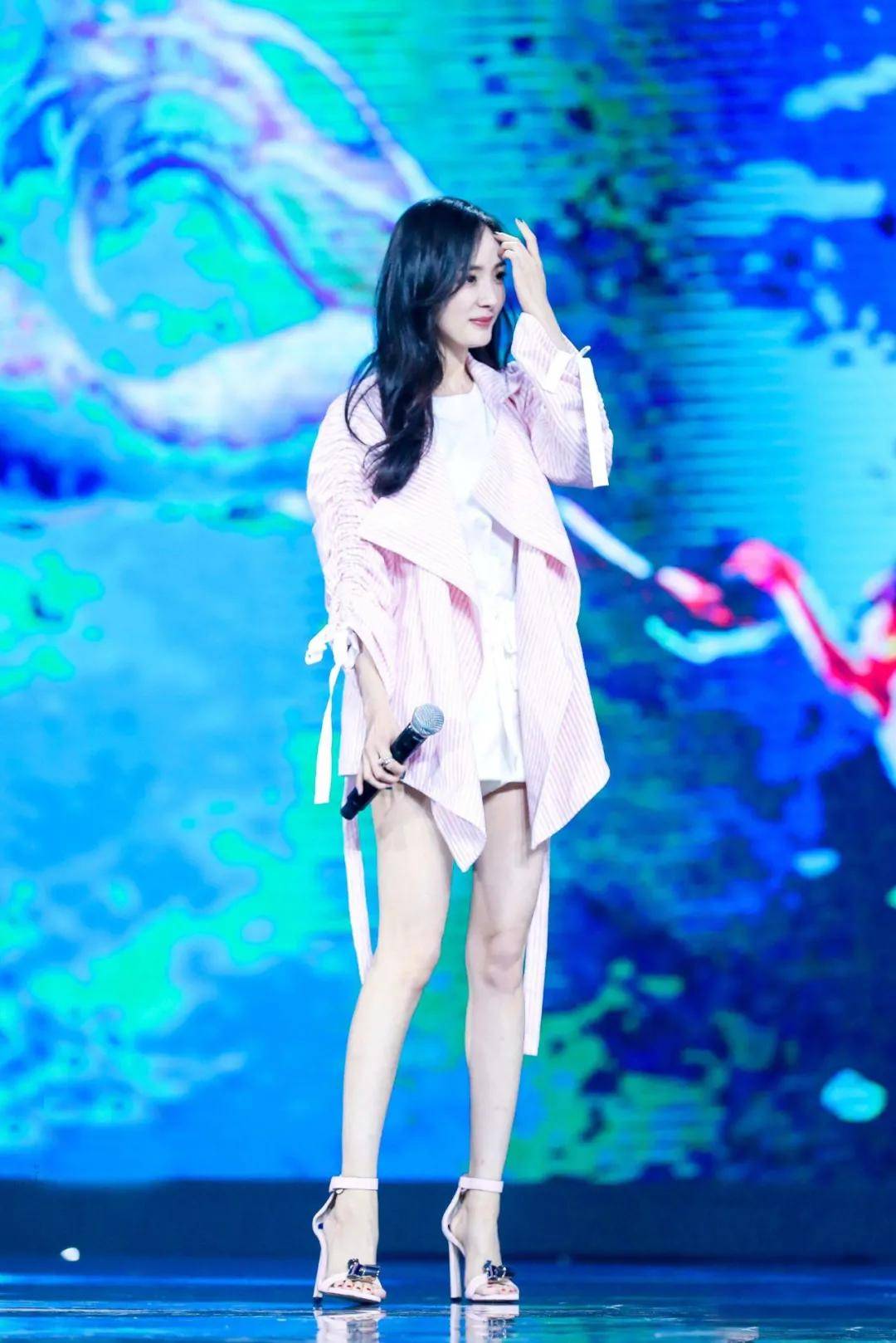 手术|杨幂关晓彤杠上了？撞衫尴尬就算了，还被网友喷做了直腿手术…