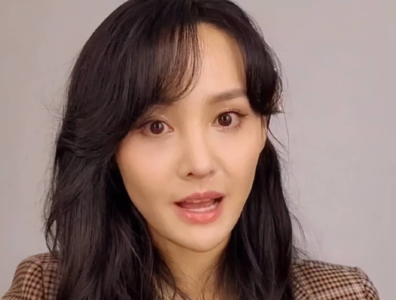 郑爽|郑爽近照神似赵雅芝李若彤，实际年龄差30岁，被嘲像画了老年妆