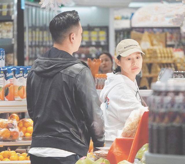 胡杏儿素颜与老公挽手逛超市购物，两人有说有