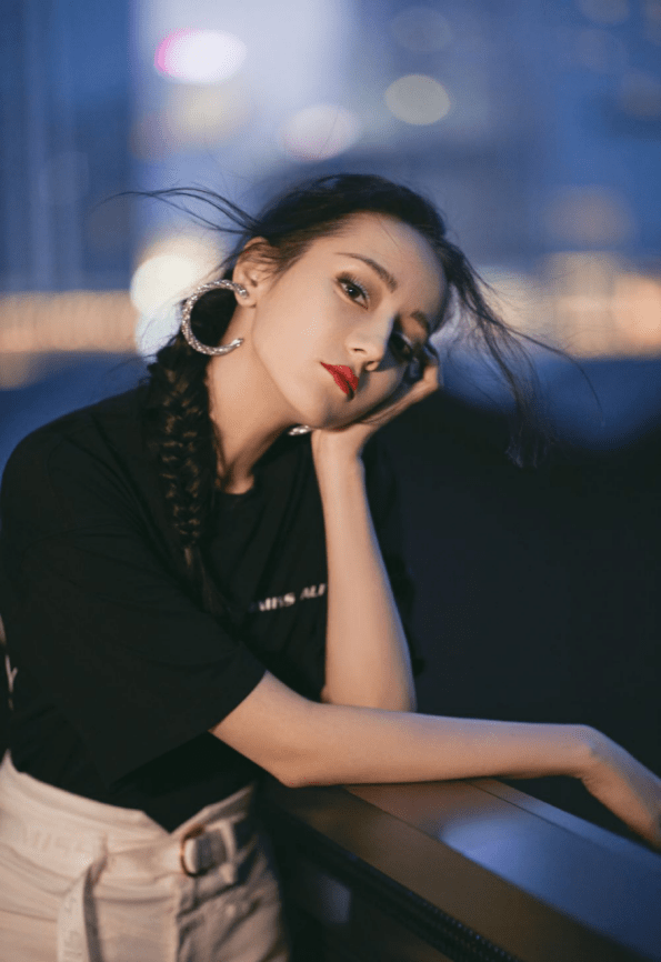 原创新一代内娱颜值天花板?迪丽热巴一席白色沙漏裙,一颦一笑太迷人