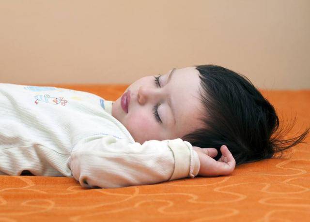 宝宝睡觉,有这4个信号,就证明告诉父母:我要睡枕头!