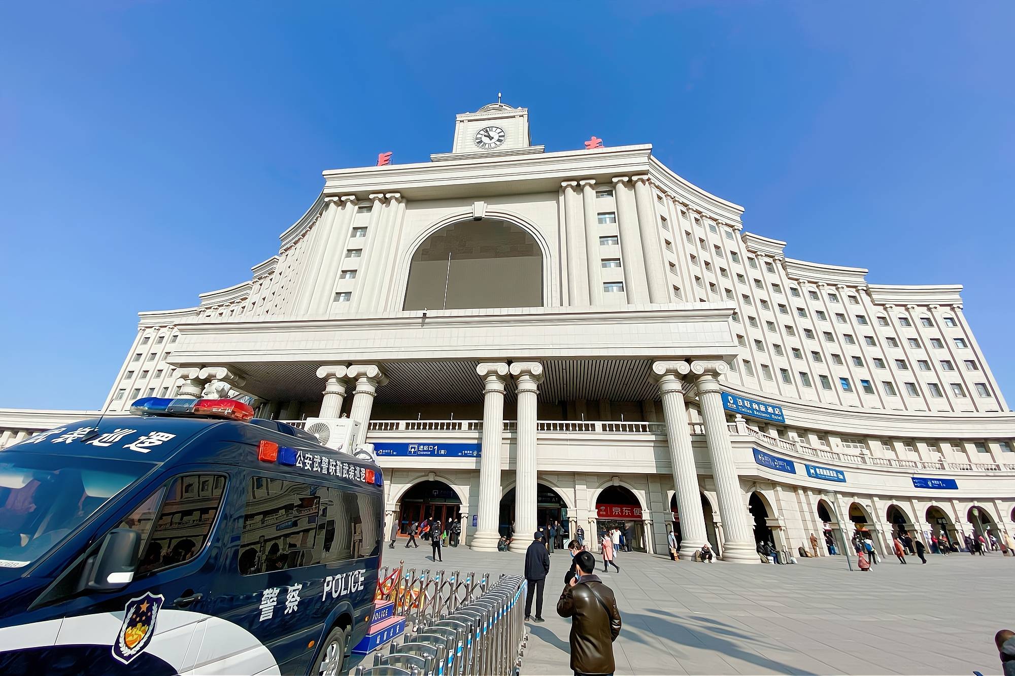 长春站 吉林省最大的车站和交通枢纽 至今已有113年历史之久 火车