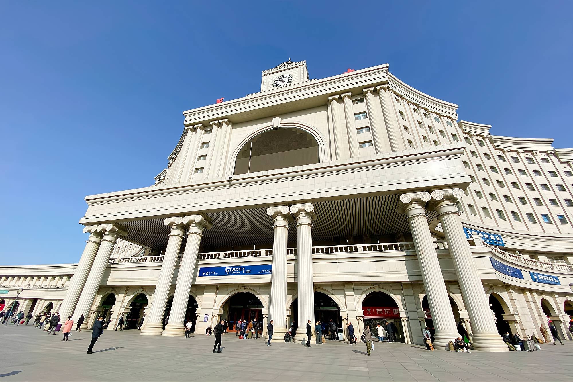 长春站 吉林省最大的车站和交通枢纽 至今已有113年历史之久 火车