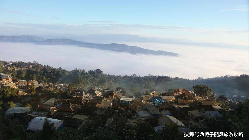 澜沧县主要旅游景点有哀牢山,千年万亩古茶园,糯福乡基督教堂等景点.