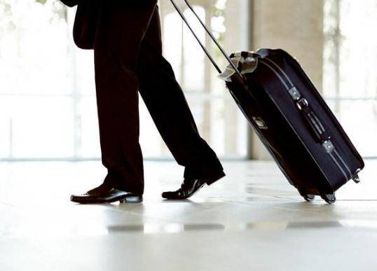 原创出门旅游,为何国人爱拖行李箱,而欧美人习惯只背一个包?