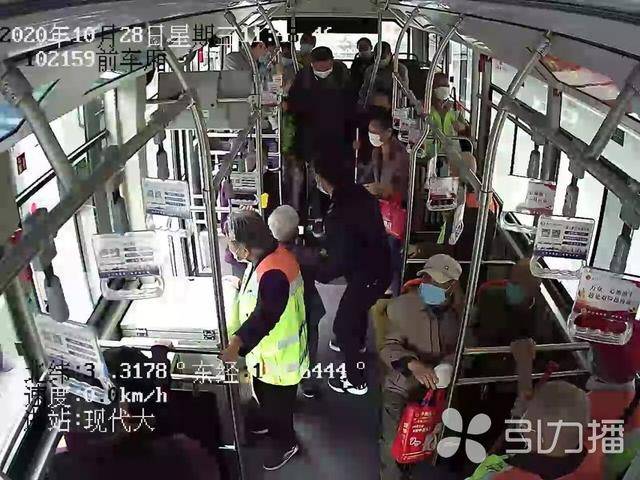 耐心搀扶盲人乘客上下车 苏州“最美劳动者”刘
