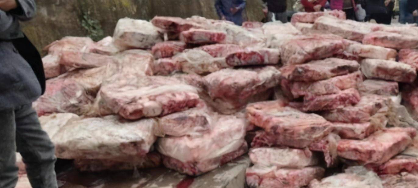 原创湖北一冷链车侧翻!货物倾泻路边全是死猪崽与腐肉,官方做出回应