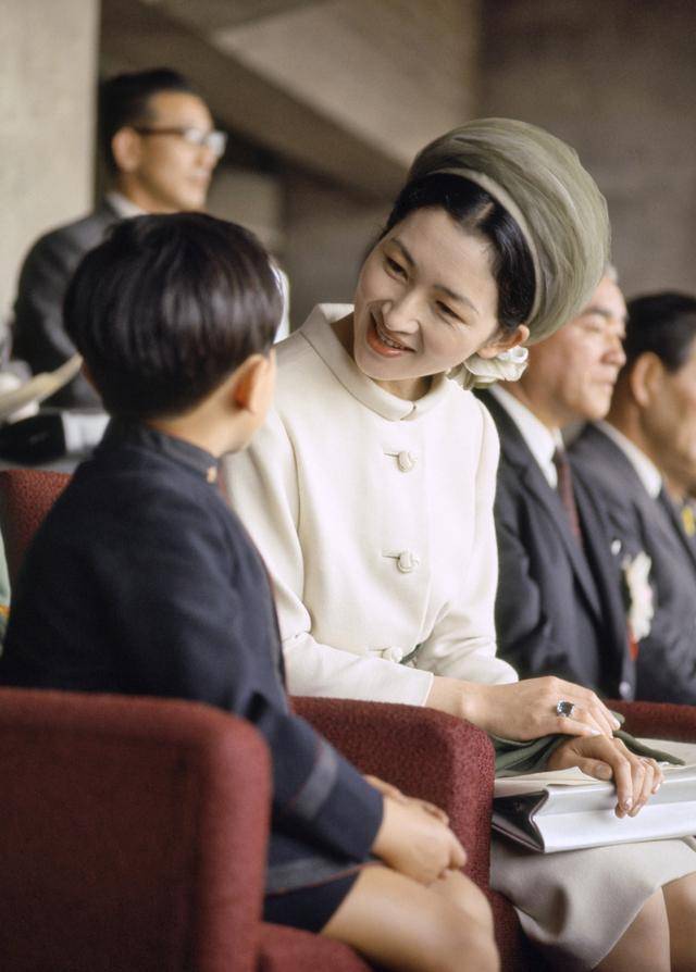 规矩|日本皇室穿衣规矩多，86岁美智子造型多年不出错，曾是国民偶像