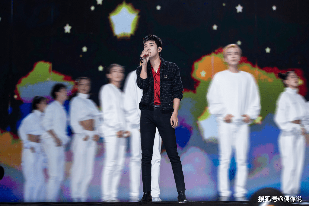 皮鞋|易烊千玺新造型挑染白色刘海！穿着尖头皮鞋唱新歌，气质大变！