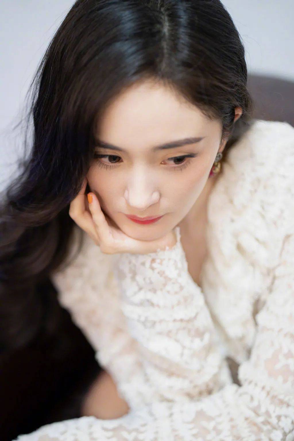 原创杨幂壁纸:今日份卷发幂好美好温柔,你在我面前永远都闪闪发光