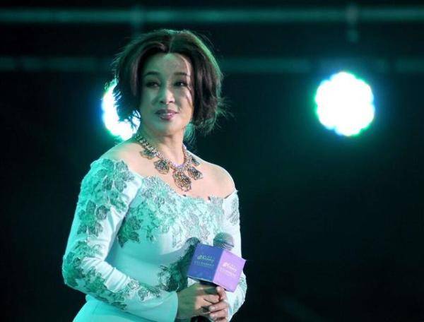 服装|刘晓庆真是太勉强自己了，穿这么紧的裙子，看着都替她难受