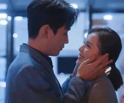 英气|顶级骨相组合风格!神似林青霞的当红小花靠它整的?