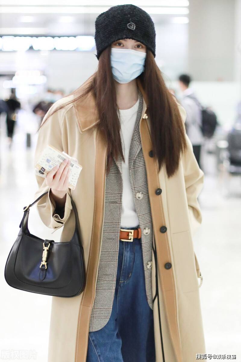 牛仔裤|何穗驼色大衣配拖地牛仔裤现身机场,展现深秋气质款穿搭
