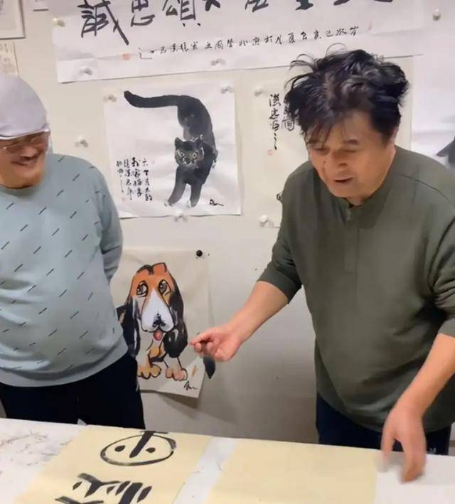 61岁毕福剑近照曝光穿休闲装顶鸡窝头画画变艺术家鱼尾纹抢眼