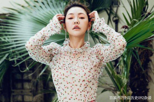 在小s13岁女儿初登杂志的封面上,这位超模的脸上气质出众